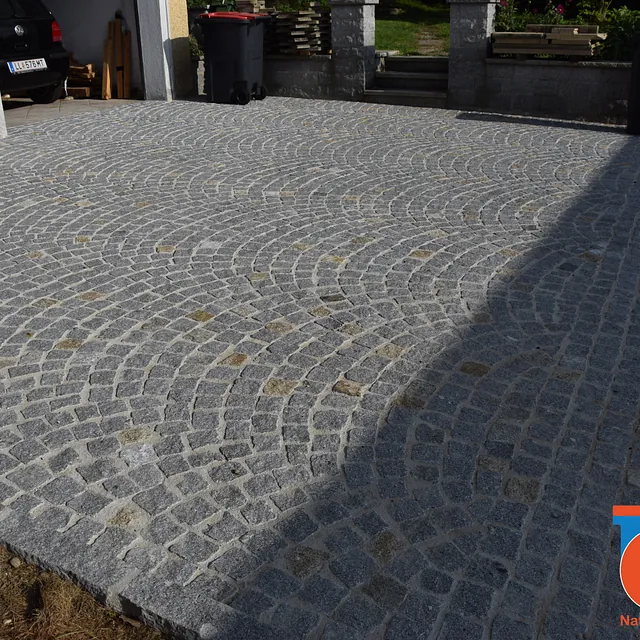 Naturstein Garagenvorplatz mit verfugtem Granit Kleinsteinpflaster in Oberösterreich