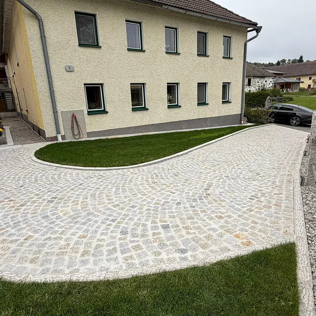 Natursteinpflasterung mit gelbgrauem Granit Kleinpflaster für eine Einfahrt in Rainbach bei Freistadt