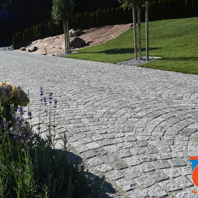 Natursteinpflasterung mit gebrauchtem Granit Würfelpflaster für eine private Hauseinfahrt in Linz