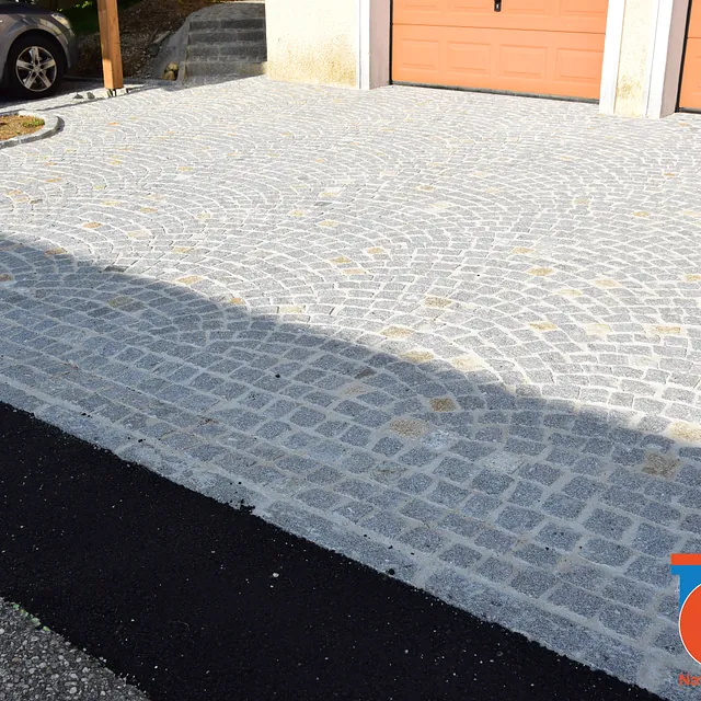 Pflasterung einer Hauseinfahrt mit gemischt grauem Granitpflaster in Neuhofen an der Krems