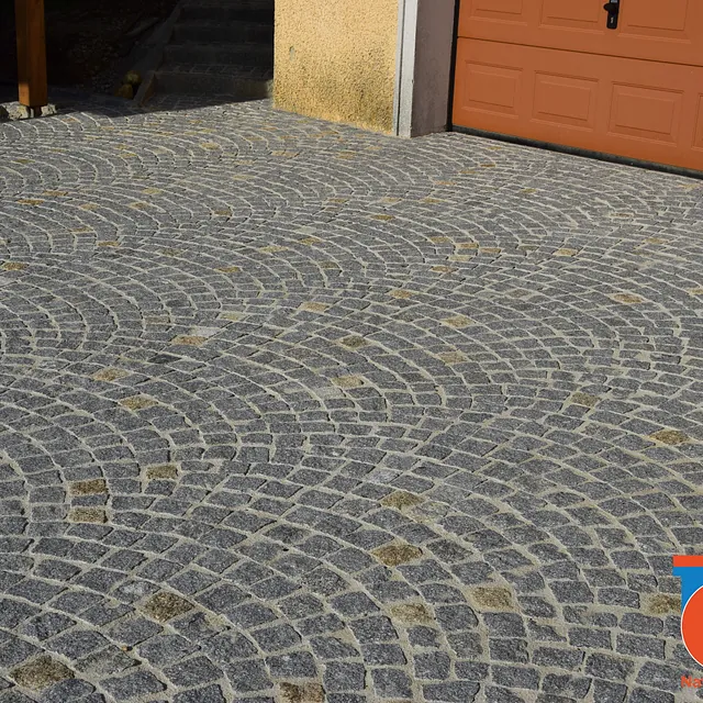Garagenzufahrt aus grau gemischtem Granit Kleinpflaster im Segmentbogenverband in Neuhofen an der Krems